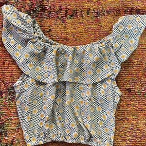 NWOT Youth 100%polyester off the shoulder black/white wish daisies printed on it